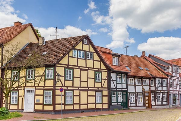 Moderne Fachwerkhäuser von außen betrachtet.
