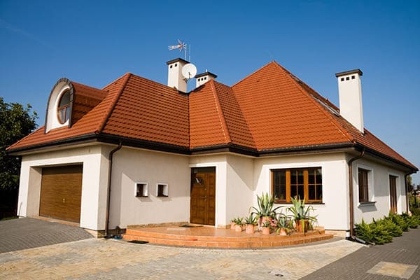 Einfamilienhaus mit braunen Kunststofffenstern.