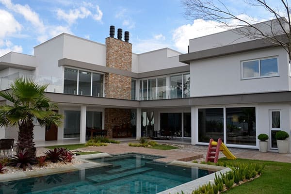 grosses Haus mit vielen Fensterfronten