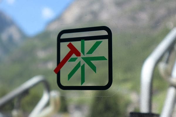 Fensterscheibe mit Schutzfunktion-Schild