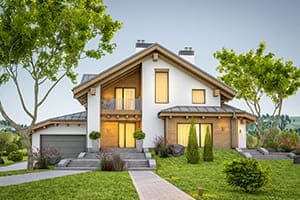 Einfamilienhaus von außen gesehen mit großem Garten.