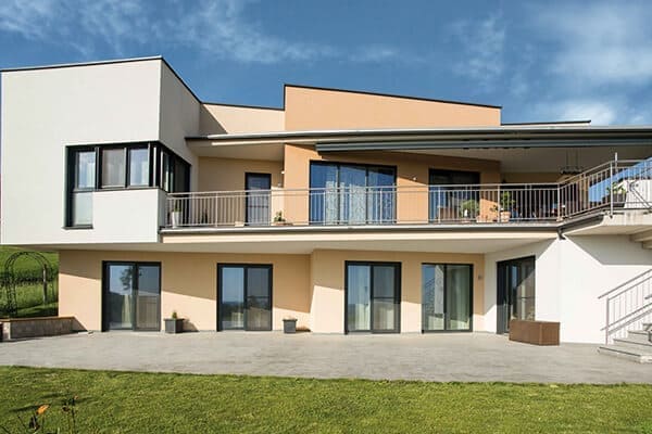 Großes Haus von außen gesehen mit Aluminium Fenster zu guten Preisen