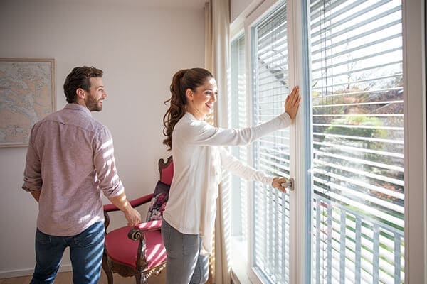 Pärchen freut sich über neue Fenster zu guten Preisen