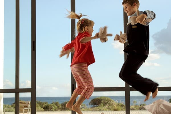 Kinder freuen sich über gute Fenster Preise