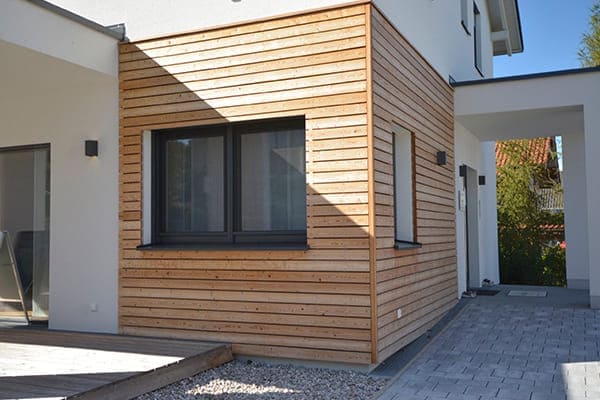 Schönes modernes Haus von außen gesehen mit anthrazitfarbenen Fenstern. Schönes modernes Haus von außen gesehen mit anthrazitfarbenen Fenstern.