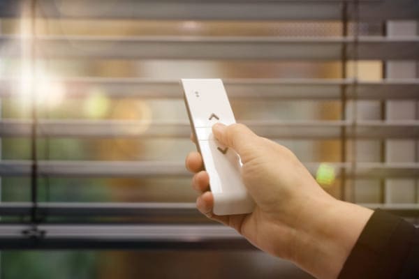 Männlcihe Handy bedient Funk Rolladen mit Lammellen Raffstore.