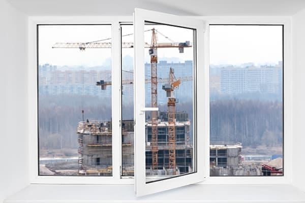 Fenster aus drei Teilen mit einem Flügelfenster das offen ist.