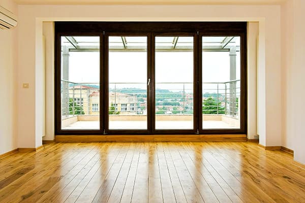 Vieflügelfenster im Wohnzimmer mit Blick nach draußen