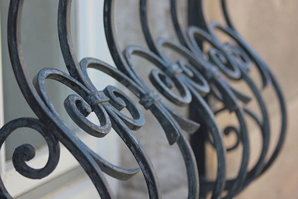 Garagenfenster mit Gitter