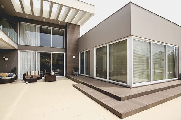 Schöne große Villa von außen gesehen mit großen Fenstern.