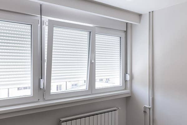 Dreiflügelige Fenster aus Kunststoff. Dreiflügelige Fenster aus Kunststoff.