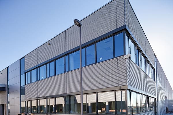 Bürogebäude von außen mit Kunststofffenster und Aluschale außen. Bürogebäude von außen mit Kunststofffenster und Aluschale außen.