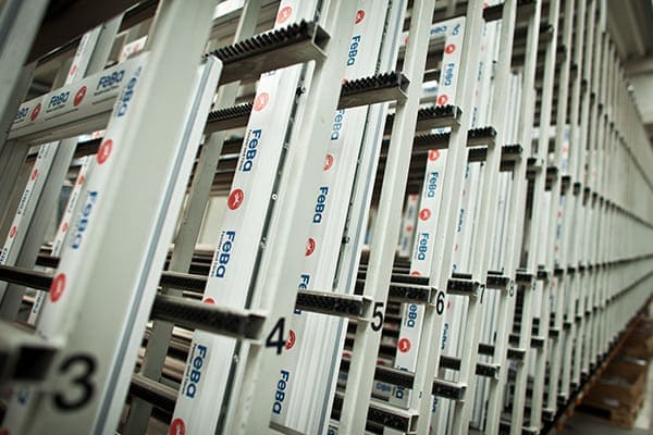 FeBa Fenster auf Gestell im Werk.