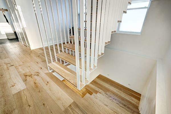 Kellerfenster mit schöner weißer Treppe.