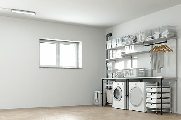 Waschraum im Keller mit schönem weißem Kunststofffenster.