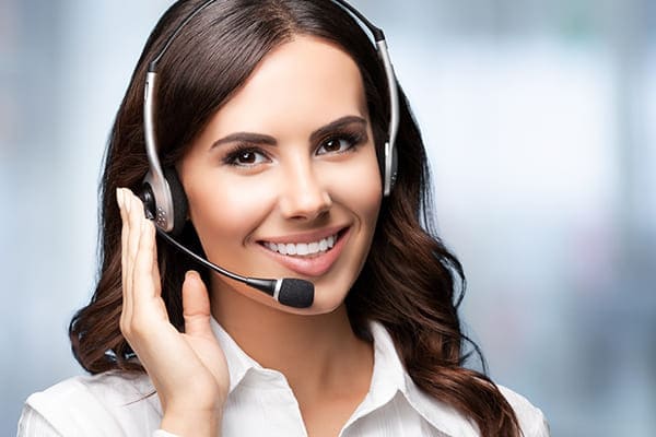 Junge Frau mit Headset.