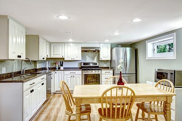 Moderne Holzküche im Keller mit kleinem Kellerfenster. Moderne Holzküche im Keller mit kleinem Kellerfenster.