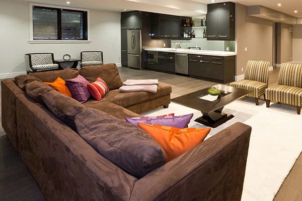 Modernes Wohnzimmer im Keller. Modernes Wohnzimmer im Keller.