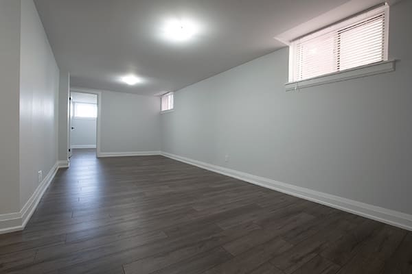 Modernes Kellergeschoss mit modernen weißen Kunststofffenstern. Modernes Kellergeschoss mit modernen weißen Kunststofffenstern.