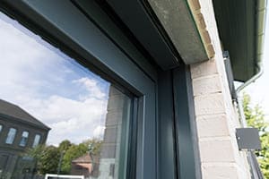 Anthrazitfarbenes Kellerfenster seitlich gesehen.