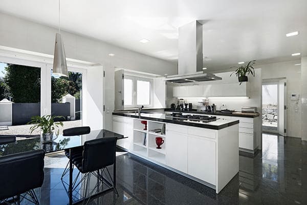 Küchenfenster aus Kunststoff über der Arbeitsplatte.