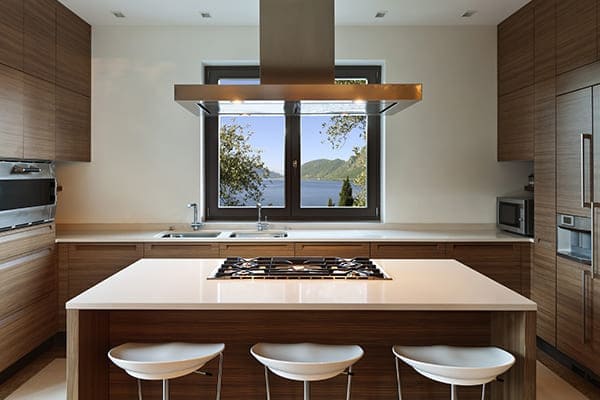 Modernes anthrazitfarbenes Küchenfenster mit braunen Schränken.