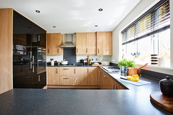 Moderne Luxusküche mit großem Küchenfenster und Plissee.