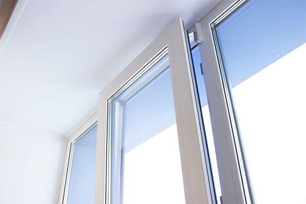 Klapp-Schwingfenster aus Kunststoff