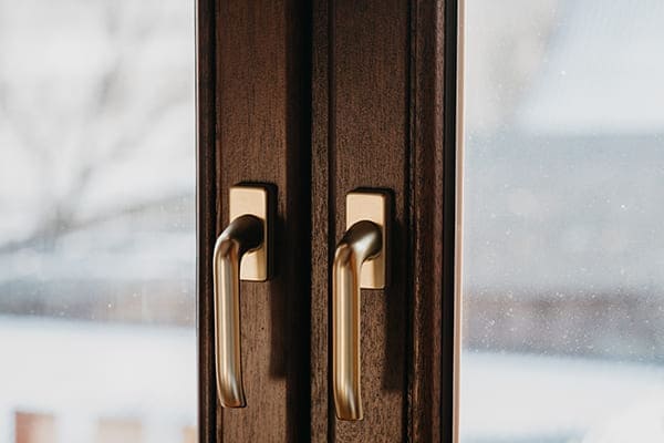 Zweiflügelfenster in Mooreiche Holzoptik. Zweiflügelfenster in Mooreiche Holzoptik.