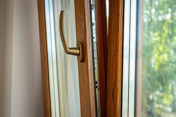 Braunes Kunststofffenster mit Holzoptik und 3-fach Wärmeschutzverglasung. Braunes Kunststofffenster mit Holzoptik und 3-fach Wärmeschutzverglasung.