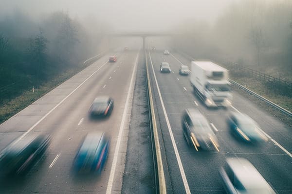 Autos auf der zweigleisigen Autobahn in Schwerem Nebel. Autos auf der zweigleisigen Autobahn in Schwerem Nebel.