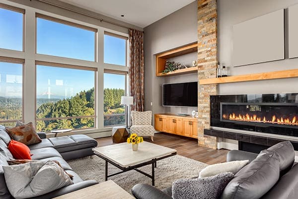 Wohnzimmer mit großem Fenster mit super Ausblick mit Bergen