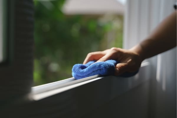 Fensterrahmen wird gereinigt