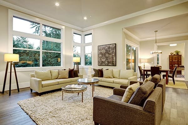 Wohnzimmer mit großen Fensterfronten.