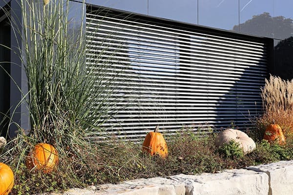 Gardinen oder Rollos als Akzent für große Fenster