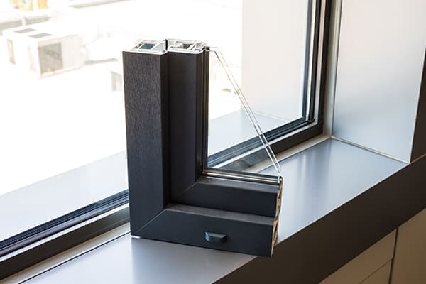 Fensterprofilmusterecke steht auf Fensterbank