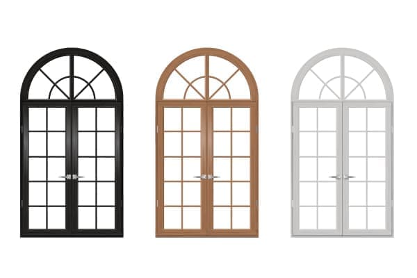 drei Rundbogenfenster mit Sprossen