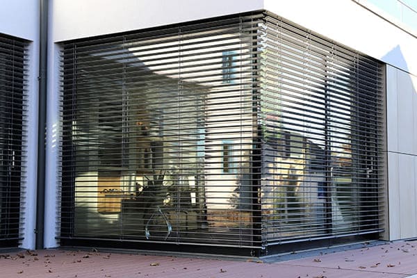 Rollladen von außen gesehen mit Terrasse
