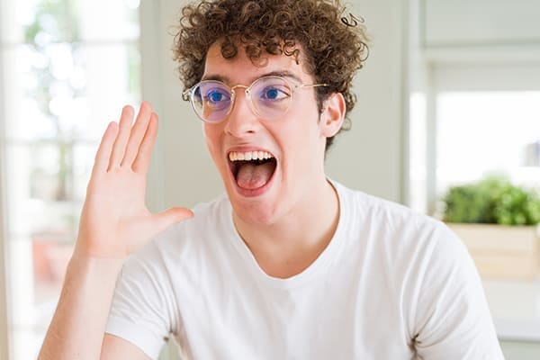 Junger Mann singt sehr laut.