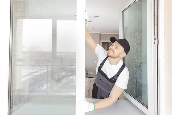 Monteur hat weißes Fenster eingebaut.