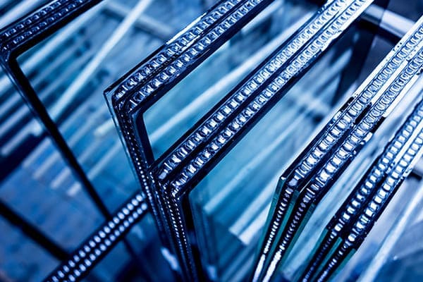 Fensterglas lose in Produktionspaletten.