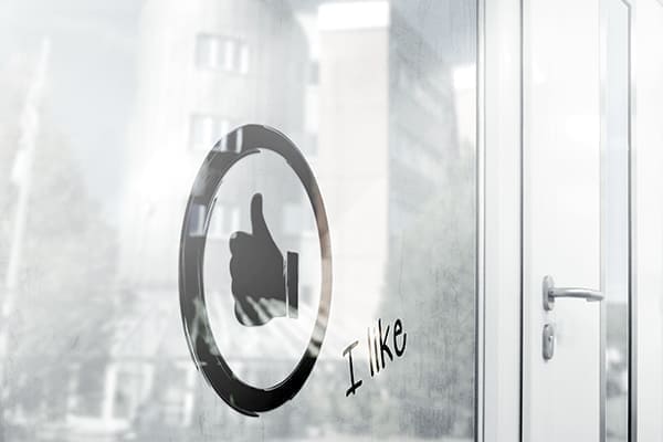 FeBa Fensterbau Bild mit Bürogebäude Burbach im Hintergrund.