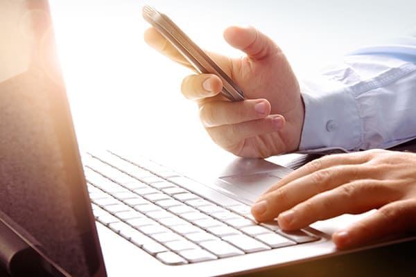 Geschäftsmann mit Laptop berät den Kunden über Schallschutzfenster.