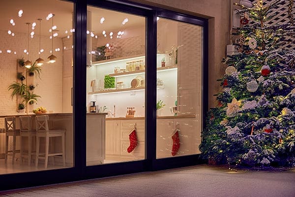 gemütliches Apartment mit Schiebetüren und verziertem Weihnachtsbaum auf der Terrasse. gemütliches Apartment mit Schiebetüren und verziertem Weihnachtsbaum auf der Terrasse.