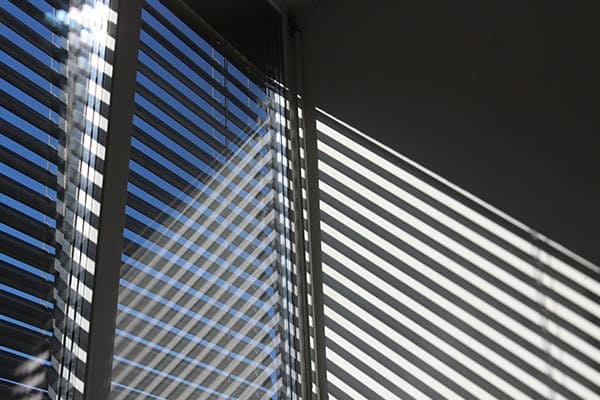 Fenster mit Rollo außen