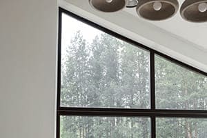 Schönes anthrazitfarbenes Schrägfenster.