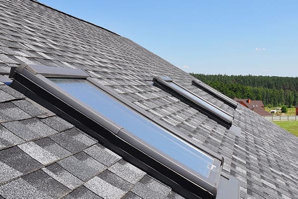 Drei Dachfenster von außen gesehen. 