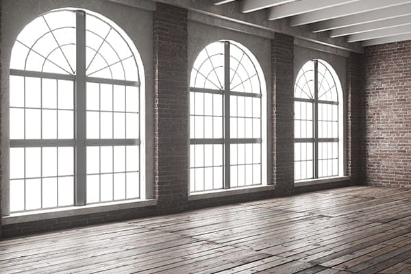 Segmentbogenfenster mit Oberlicht im Loft