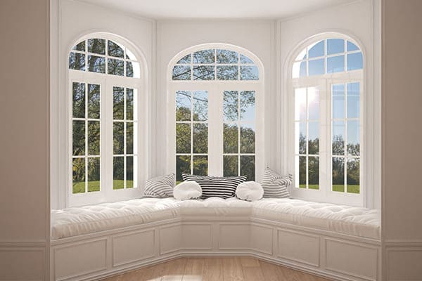 Segmentbogenfenster mit Sprossen im Wohnzimmer