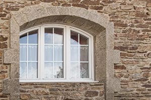 Schönes Segmentbogenfenster in weiß mit Sprossen.